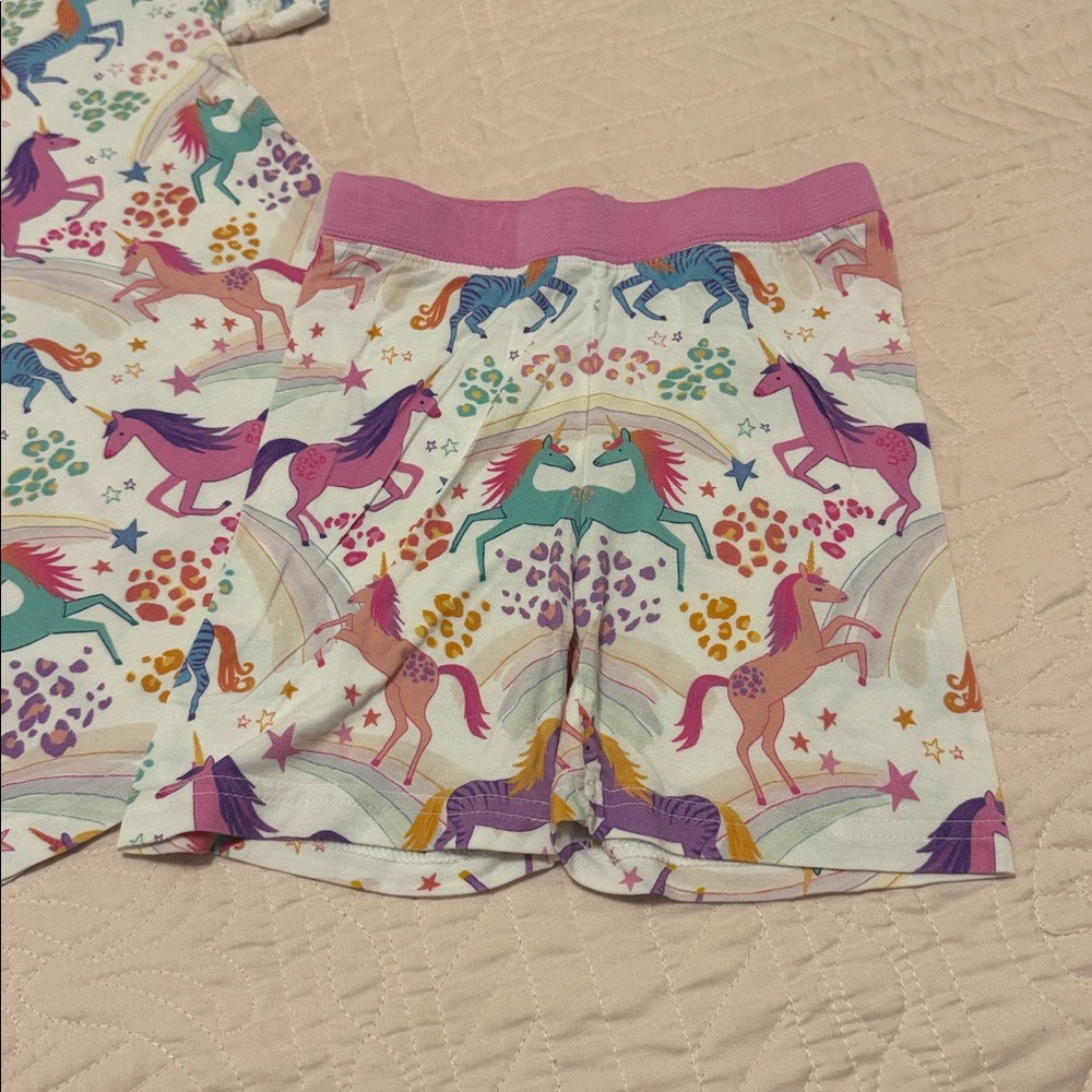 Little Sleepies 4T pajama set
EUC
Unicorn pattern
Short sleeve/shorts set - Picture 3 of 6